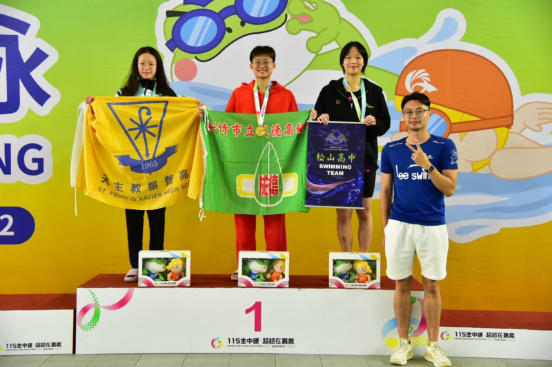 新竹市成德高中魏子甯在全中運高女組游泳100公尺自由式奪金，個人也包辦3面游泳金牌。（市府提供）