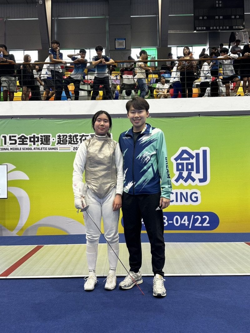 新竹市竹科實驗中學呂可晨在全中運國女組擊劍個人鈍劍奪金。（市府提供）