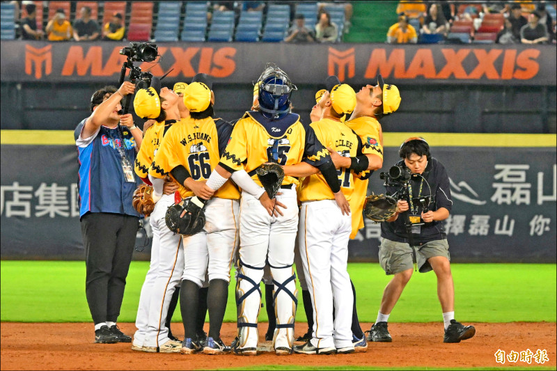 中信兄弟奪下開季以來的首度3連勝。（記者廖耀東攝）