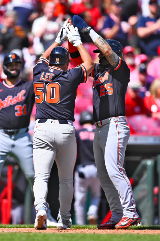 李灝宇（左）昨代打轟出致勝兩分砲，成為在大聯盟敲首轟的最年輕台灣打者。（美聯社）