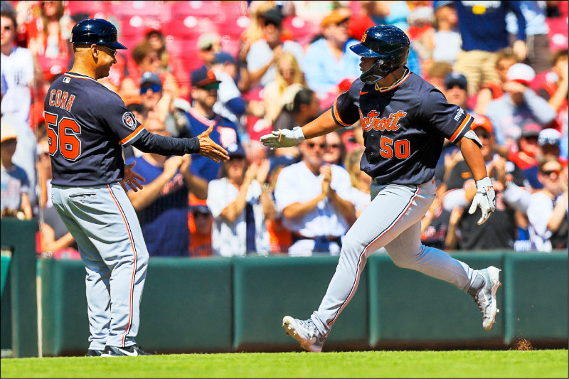 效力老虎的李灝宇昨對紅人之戰，7局上代打上陣轟出逆轉的致勝兩分砲。（路透）