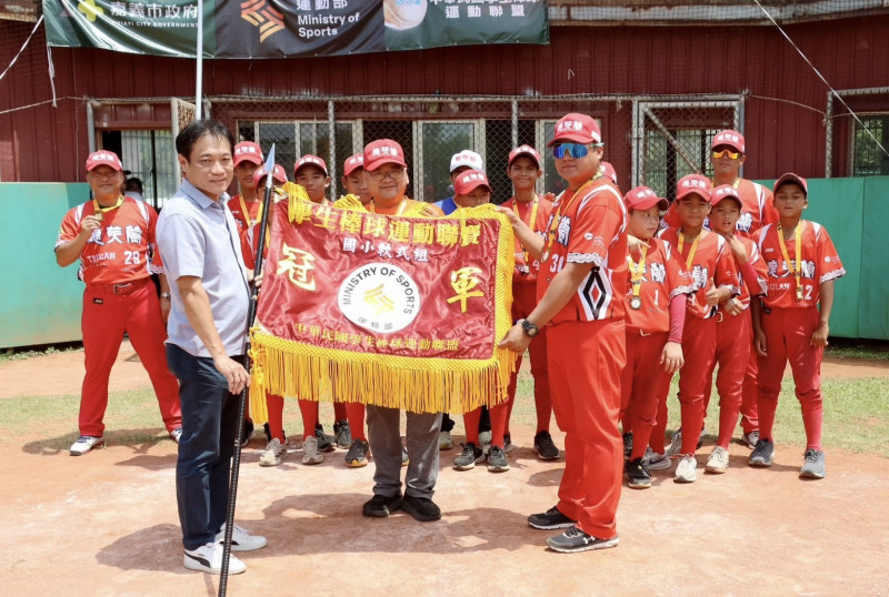 德芙蘭國小勇奪隊史首冠。（學生棒球聯盟提供）