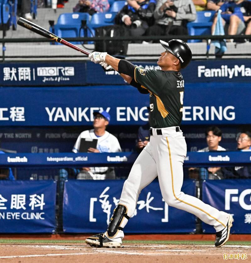台鋼雄鷹王柏融達成中職生涯百轟里程碑。（記者陳志曲攝）