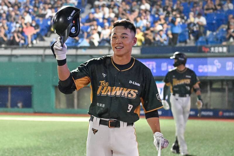 台鋼雄鷹王柏融達成中職生涯百轟里程碑。（記者陳志曲攝）