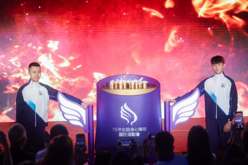 聽障網球選手鄒少宇（右）與帕拉桌球選手王浩昕（左）共同點燃今年全國身心障礙國民運動會聖火。（圖由新北市府提供）