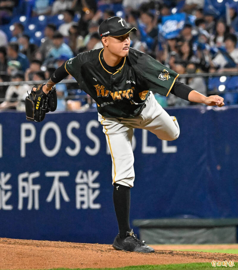 台鋼雄鷹先發投手江承諺。（資料照，記者陳志曲攝）