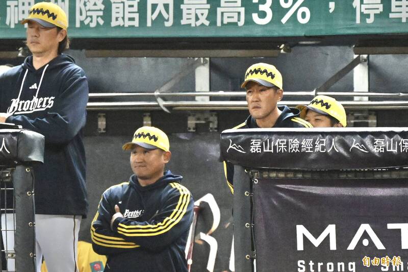 兄弟總教練平野惠一與教練團。（記者廖耀東攝）