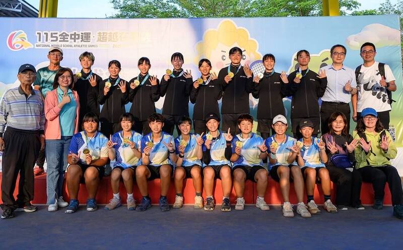 台南後壁國中、後壁高中在全中運完成國女七連霸、高女四連霸奪冠的成績。（後壁國中提供）