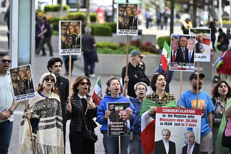 30日，非政府組織Mission for My Homeland號召約30名抗議者，呼籲國際足總禁止伊朗隊參加世界盃。（路透）