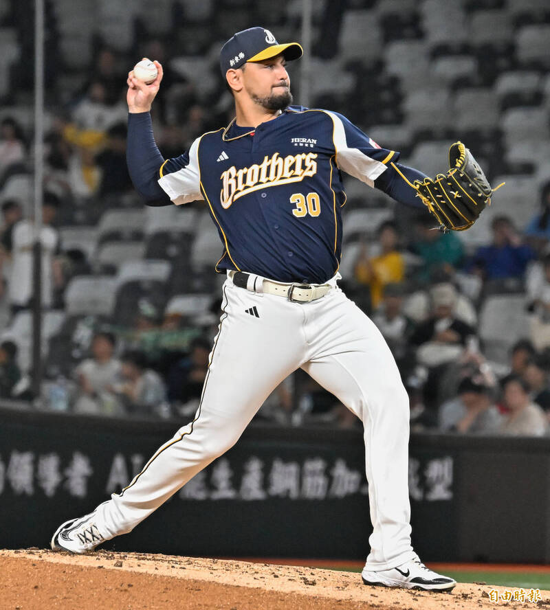 中信兄弟先發投手勝騎士。（記者陳志曲攝）