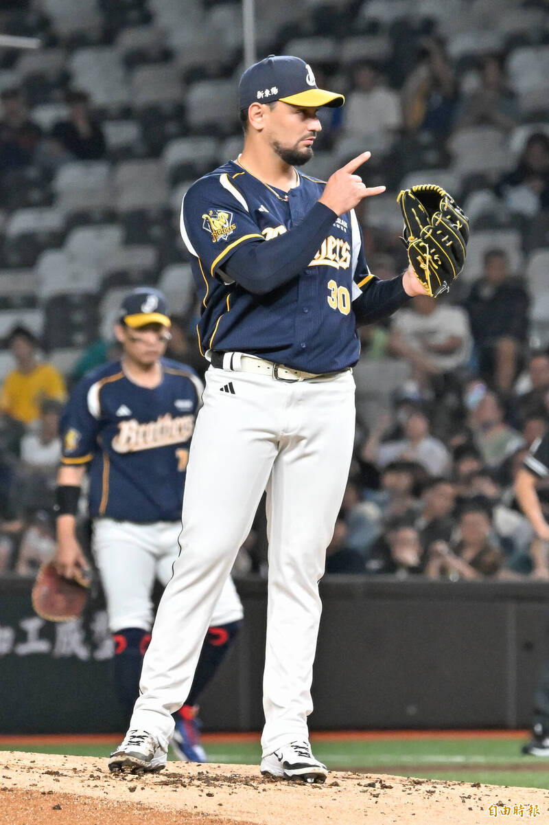 中信兄弟先發投手勝騎士。（記者陳志曲攝）