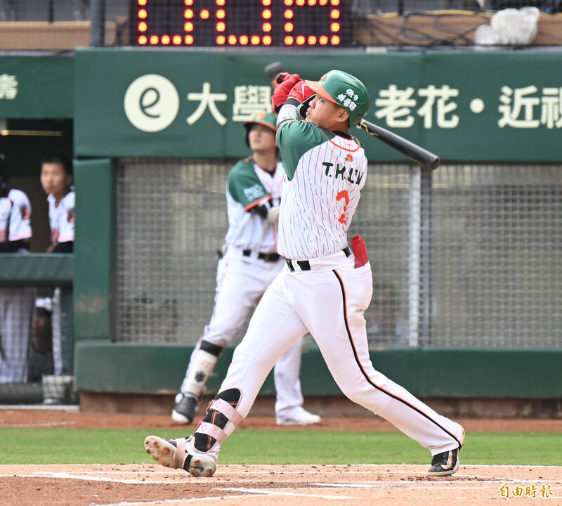 統一獅林子豪擊出陽春砲。（記者李惠洲攝）