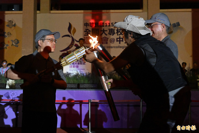 工作人員緊急上前救駕，讓聖火點燃儀式得以順利完成（記者林正堃攝）