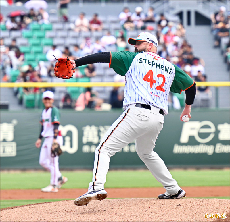 獅帝芬僅用88球就完成7局先發任務。（記者李惠洲攝）