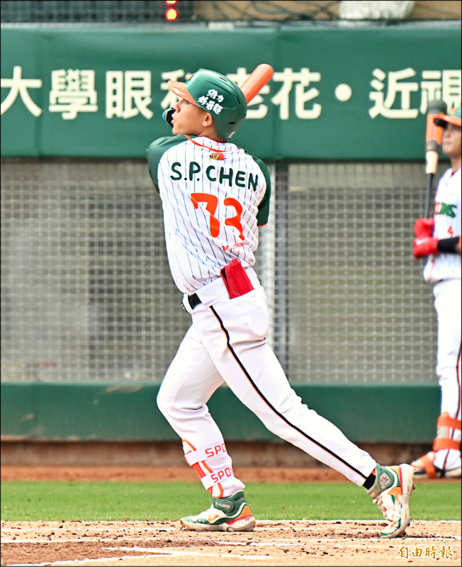 陳聖平2局下敲出陽春砲。（記者李惠洲攝）