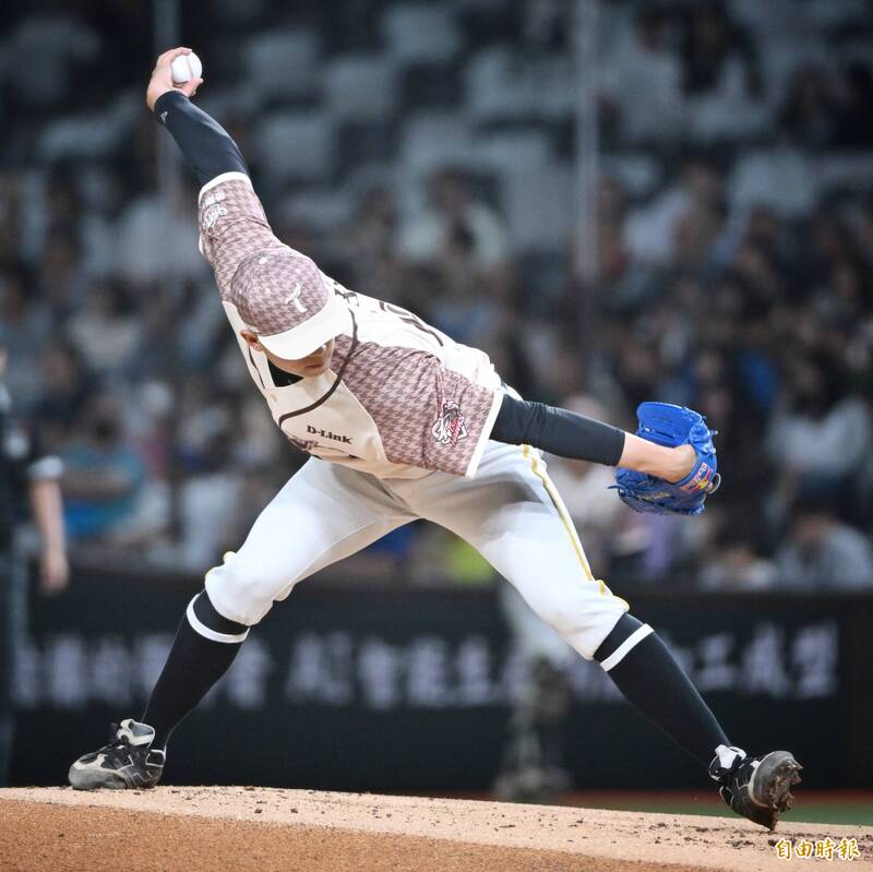 台鋼雄鷹先發投手黃子鵬。（記者陳逸寬攝）