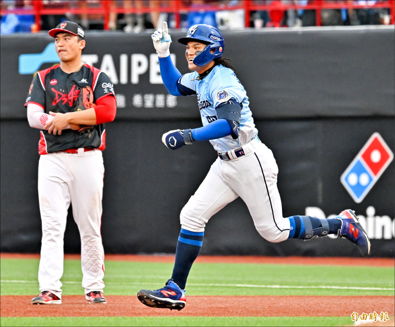 悍將張育成（右）連兩打席開轟，獲選單場MVP。（記者陳志曲攝）