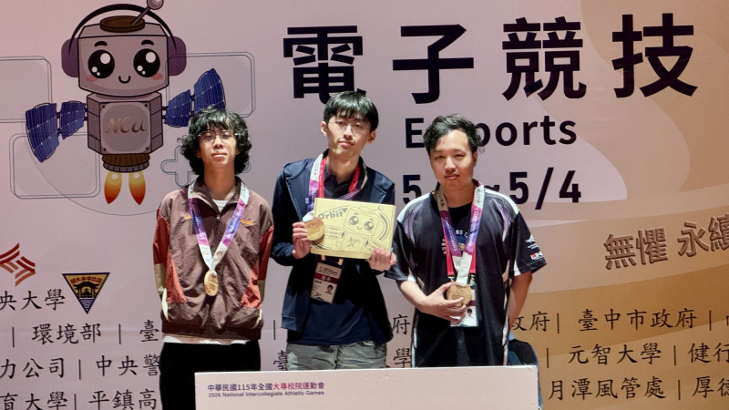 名古屋亞運國手、世新大學新鮮人陳又綱（左）在全大運獲得銀牌。（運發中心提供）