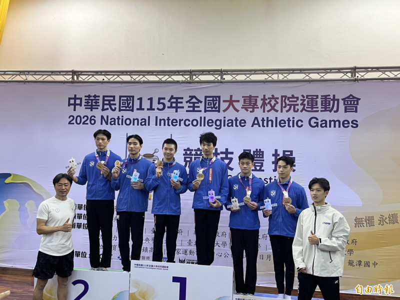 北市大奪下競技體操男子成隊金牌，右二為蕭佑然。（記者粘藐云攝）