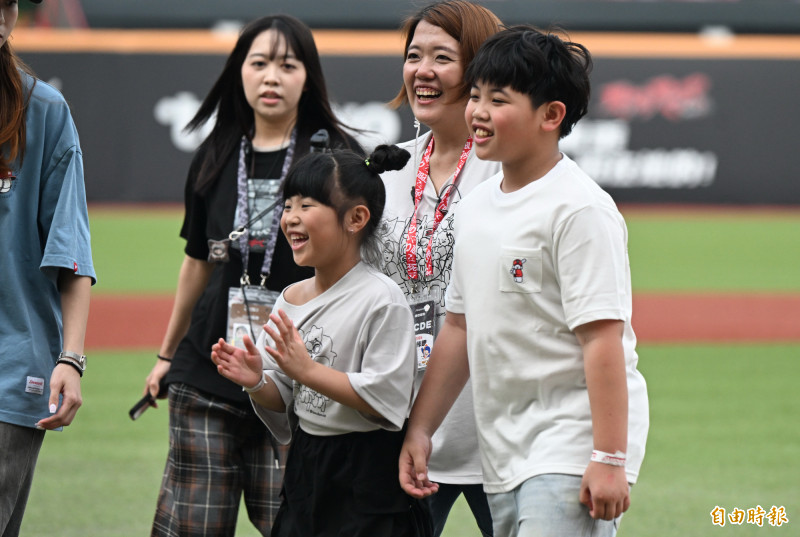 陳子豪小孩賽前上場介紹球員。（記者林正堃攝）