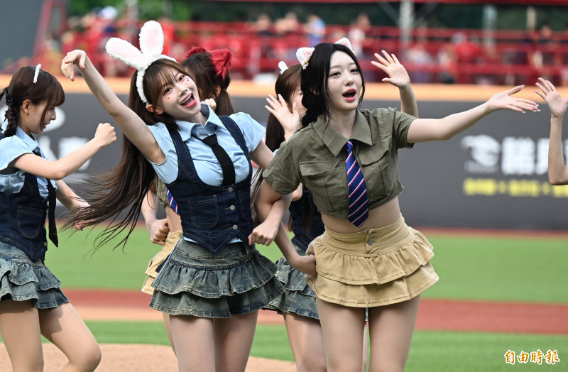 小龍女的萌樣讓球場都可愛起來。（記者林正堃攝）