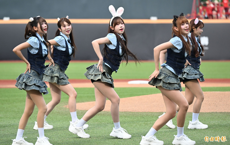 小龍女的萌樣讓球場都可愛起來。（記者林正堃攝）