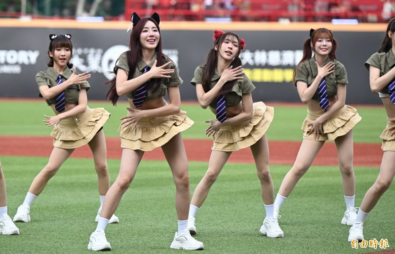 小龍女的萌樣讓球場都可愛起來。（記者林正堃攝）
