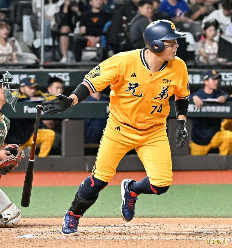 許基宏敲出安打帶有二分打點。（記者陳志曲攝）