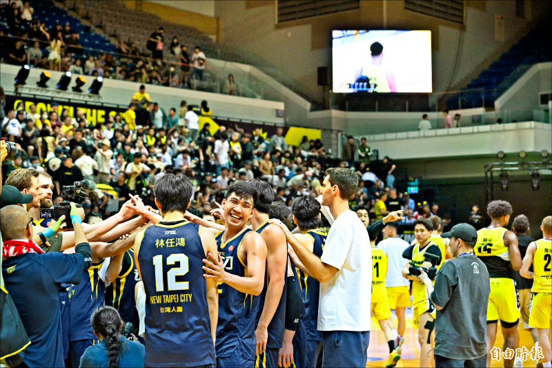 中信特攻確定拿下例行賽第4名，在季後挑戰賽先握有1勝。（記者陳逸寬攝）