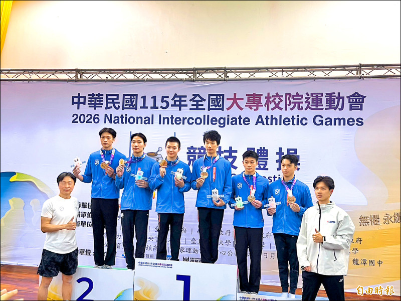 北市大奪下競技體操男子成隊金牌，右二為蕭佑然。
（記者粘藐云攝）