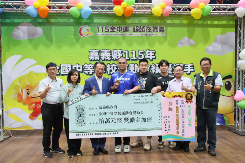 東石高中莊宇僑（左4）奪得金牌，完成三連霸。（嘉義縣政府提供）