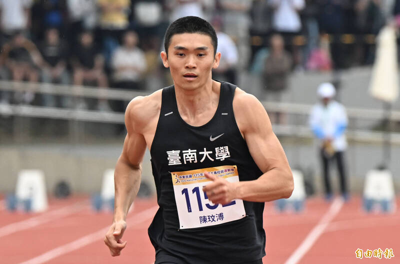 臺南大學陳玟溥拿下公開男生組田徑100公尺金牌。（記者林正堃攝）