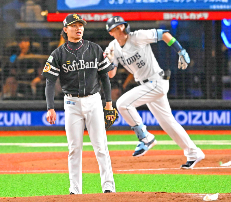 軟銀隊台灣投手徐若熙（左）首局就被敲出全壘打。（西日本新聞提供）