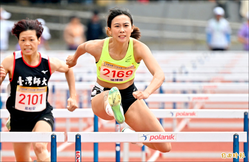 「跨欄甜心」張博雅昨在全大運女子100公尺跨欄完成4連霸。（記者林正堃攝）