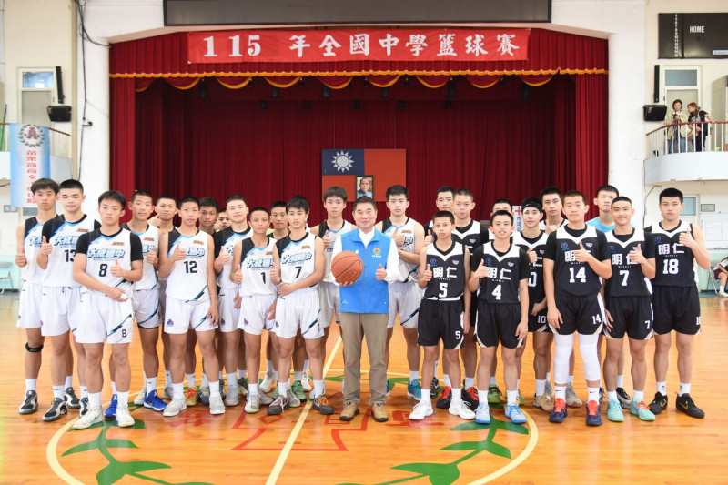 全國中學校際籃球賽苗栗登場，明仁國中先奪國女組第四名。（苗縣府提供）