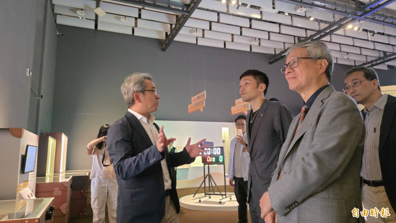 文化部長李遠（右）、運動部長李洋（中）觀展，由策展人成大歷史系副教授謝仕淵導覽（左）。（記者洪瑞琴攝）