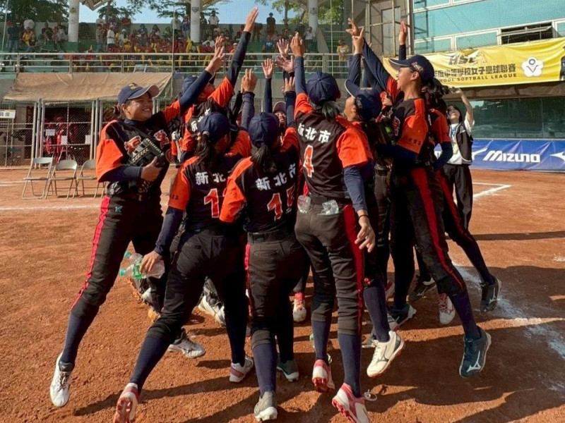 新北福營國中女壘以7戰全勝之姿，勇奪HSL國中甲組冠軍，寫下隊史31年首冠榮耀。（圖由體育局提供）