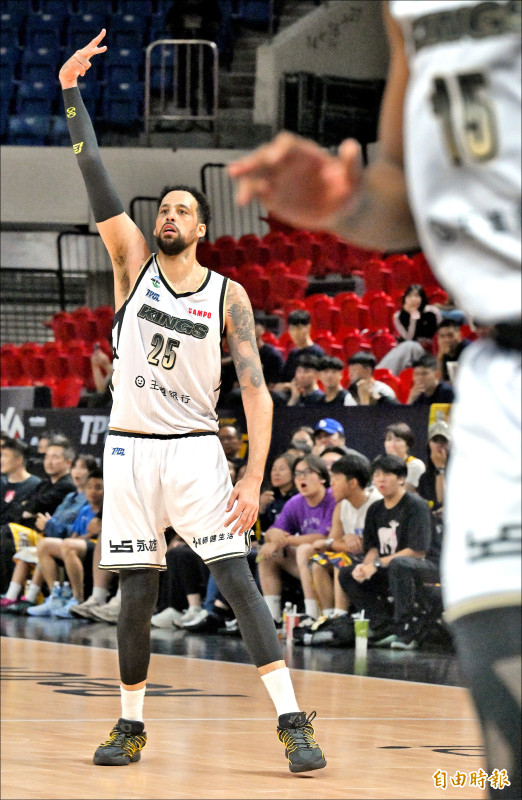 這季準備退休的奧帝貢獻21分、11籃板。（記者劉信德攝）