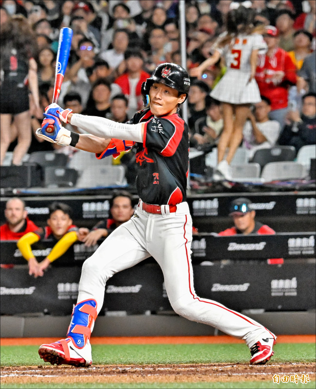 龍隊張政禹本季9次盜壘都成功。（記者陳志曲攝）