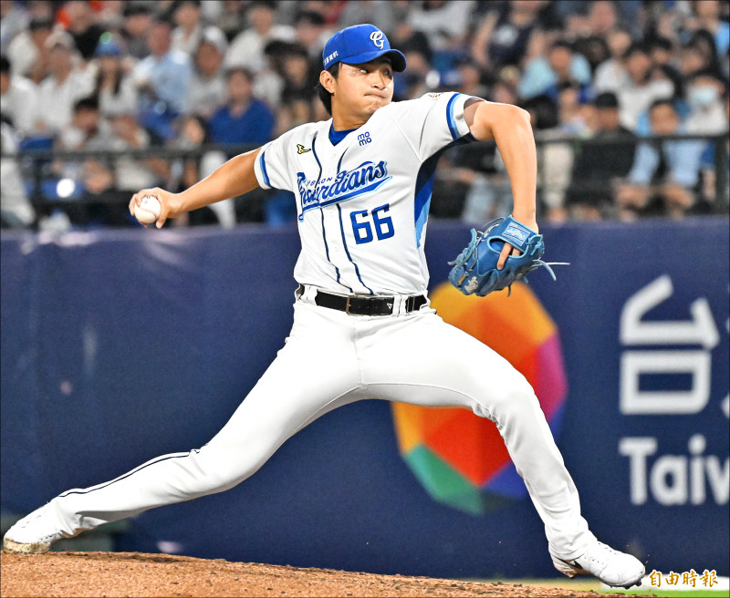 悍將李東洺獲隊友火力奧援，拿下本季第3勝。（記者林正堃攝）