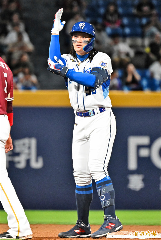 張育成帶頭開啟4分大局。（記者林正堃攝）