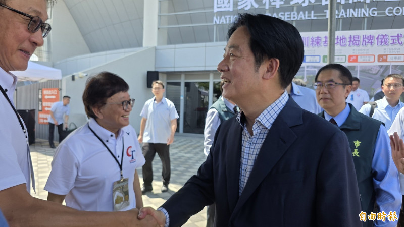 總統賴清德與現場來賓握手致意。（記者洪瑞琴攝）