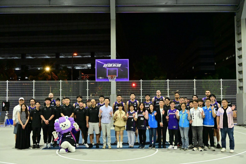 新竹縣政府串聯全縣13鄉鎮市辦理授旗活動，圖為竹北市長鄭朝方為攻城獅球隊加油打氣。（擷取自新竹縣政府官網）