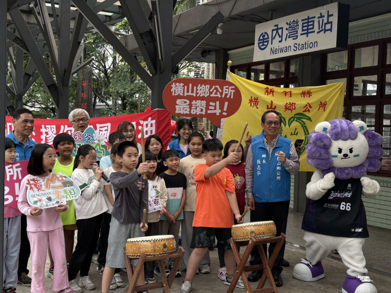 橫山鄉長張志弘（右1）為攻城獅球隊加油！（擷取自新竹縣政府官網）