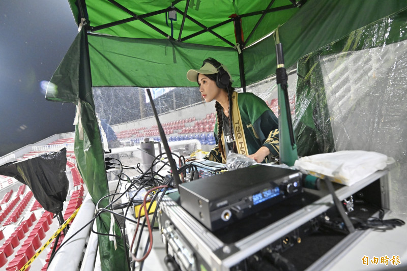 沐妍在外野客隊應援區擔任DJ工作。（記者陳志曲攝）