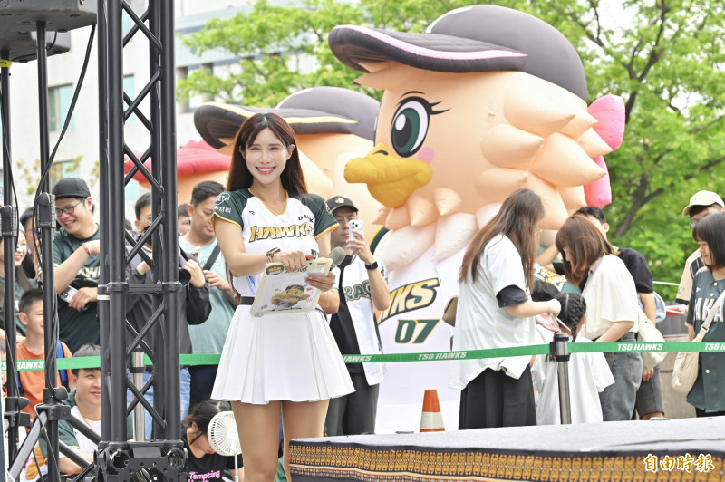 沐妍主持賽前應援教學活動。（記者陳志曲攝）