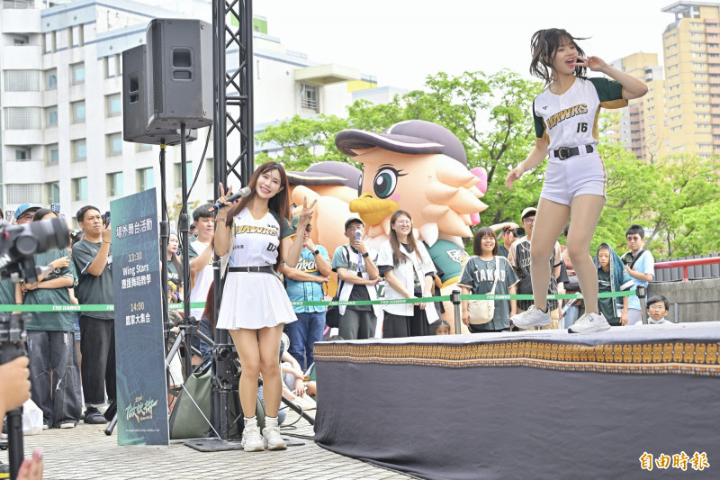 沐妍主持賽前應援教學活動。（記者陳志曲攝）