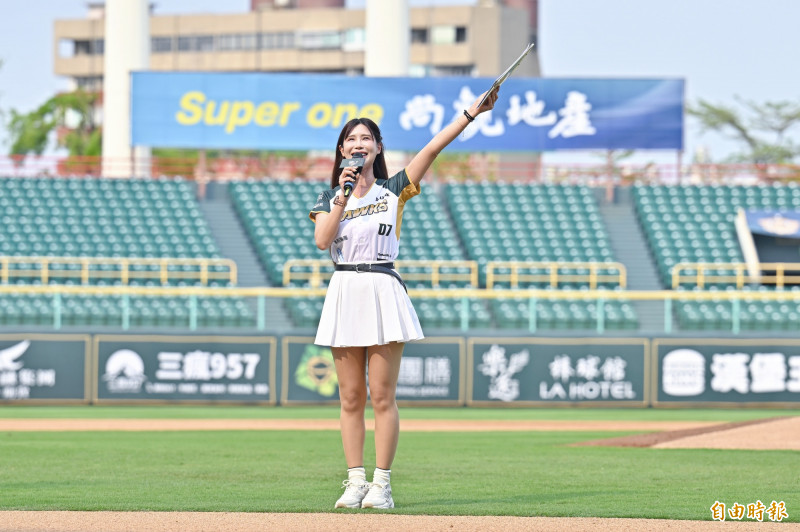 台鋼雄鷹澄清湖主場開幕戰開場，沐妍擔任主持人。（記者陳志曲攝）