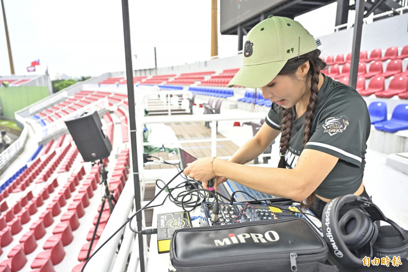 在外野客隊應援區架設DJ台。（記者陳志曲攝）