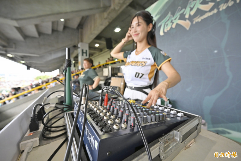 DJ播放機器。（記者陳志曲攝）